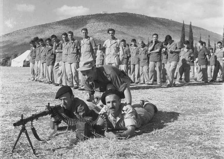 אימונים במהלך מלחמת העצמאות (צילום: באדיבות ארכיון צה"ל במשרד הביטחון (שירות מפות וצילומים בצה"ל).) אימוני צ'רקסים מיחידת המיעוטים בבית ספר כדורי בעמק יזרעאל בתקופת מלחמת העצמאות או אחריה