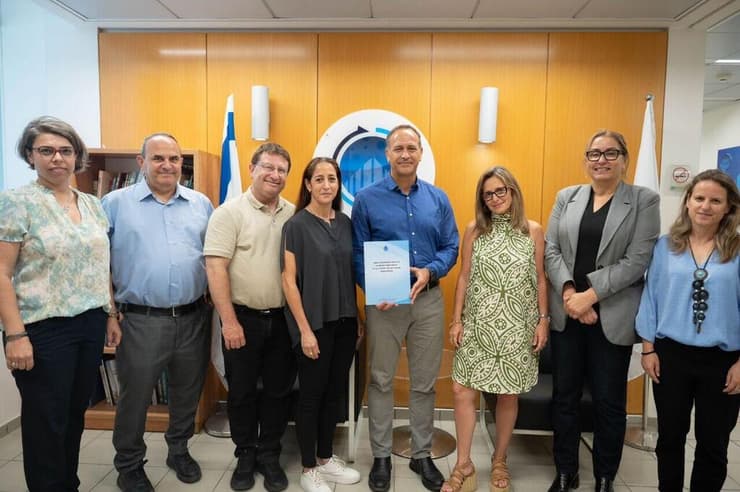 הוועדה להכרה בקשר בין פוסט-טראומה למחלות. מימין לשמאל: עו"ד שרון צימרין, ד"ר הגר מזרחי ראש חטיבת הרפואה במשרד הבריאות, סמנכ"ל וראש אגף השיקום לימור לוריא, סמנכ"ל וראש אגף התכנון במשרד הביטחון איתמר גרף, השופטת (בדימוס) אל"מ (מיל') מאיה הלר, פרופ' נדב דוידוביץ', פרופ' הווארד עמיטל, ד"ר אורית קרני-רחקוביץ' (צילום: אגף דוברות וקשרי ציבור במשרד הביטחון) הוועדה להכרה בקשר בין פוסט-טראומה למחלות. מימין לשמאל: עו"ד שרון צימרין, ד"ר הגר מזרחי ראש חטיבת הרפואה במשרד הבריאות, סמנכ"ל וראש אגף השיקום לימור לוריא, סמנכ"ל וראש אגף התכנון במשרד הביטחון איתמר גרף, השופטת (בדימוס) אל"מ (מיל') מאיה הלר, פרופ' נדב דוידוביץ', פרופ' הווארד עמיטל, ד"ר אורית קרני-רחקוביץ'