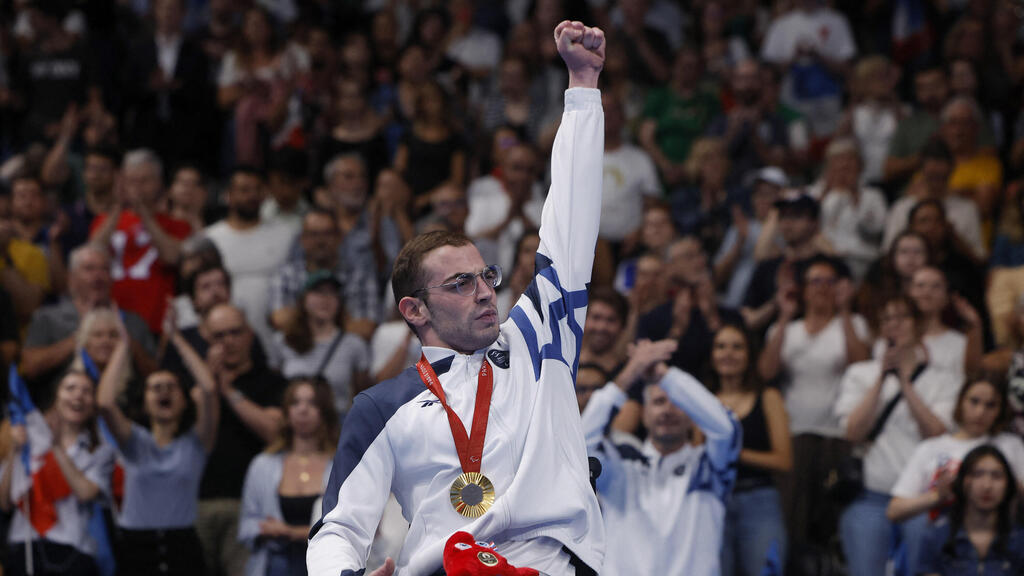 Ami Dadoan celebrates his gold meal at the Paralympic Games (Photo: Andrew Couldridge/Reuters) עמי דדאון