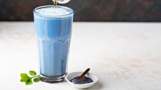 ״Galdieria Extract Blue״, מאצת גלדיריה סולפורריה, יכולה לשמש כעת כצבע כחול במוצרים כמו מילקשייקים ושייקים
